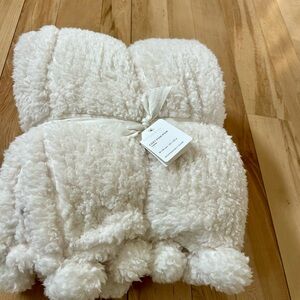 Pottery Barn Cozy Sherpa Throw Blanket - Cream